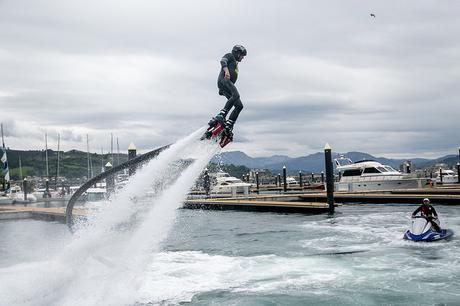 Exhibición flyboard en Laredo