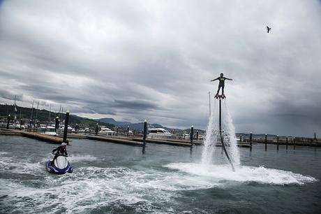 Exhibición de flyboard en Laredo