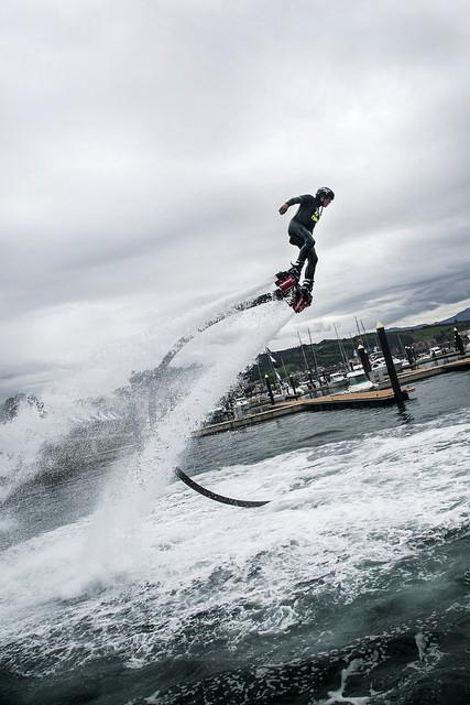 Exhibición de flyboard en Laredo
