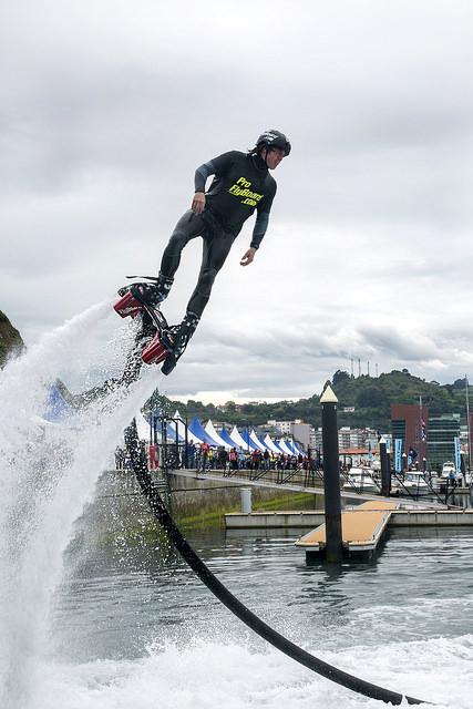 Exhibición de flyboard en Laredo