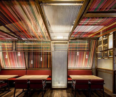 A modo de telares, sorprende el diseño interior de este restaurante en Barcelona.