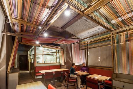 A modo de telares, sorprende el diseño interior de este restaurante en Barcelona.