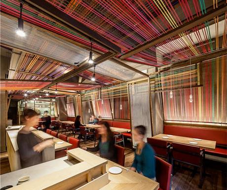 A modo de telares, sorprende el diseño interior de este restaurante en Barcelona.
