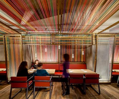 A modo de telares, sorprende el diseño interior de este restaurante en Barcelona.