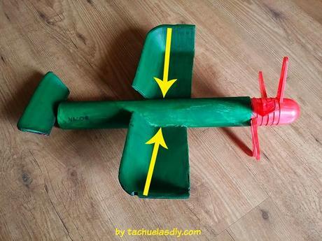 Manualidades DIY con niños: Avión de juguete con material reciclado