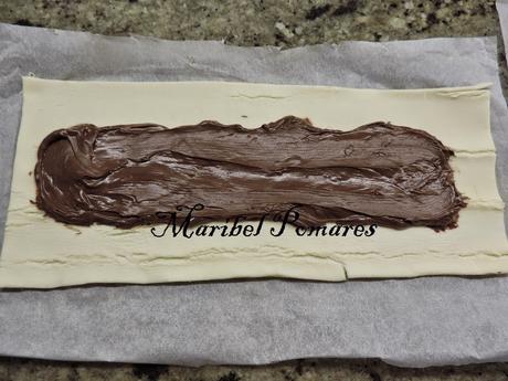 Cañas de hojaldre y nutella.