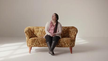 Dove pregunta a tres mujeres ciegas sobre la belleza en su nuevo spot en Suecia