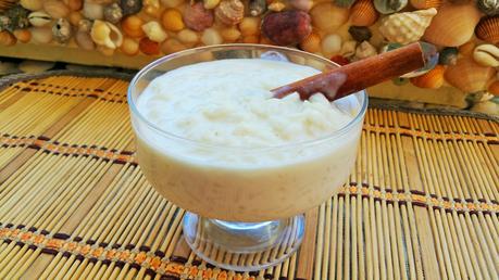 Copas de arroz con leche de coco y mermelada de fresa