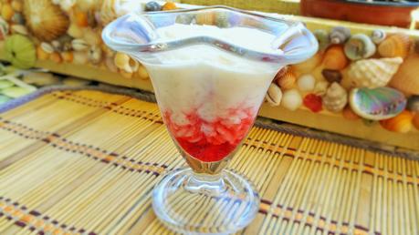 Copas de arroz con leche de coco y mermelada de fresa