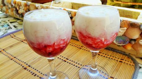 Copas de arroz con leche de coco y mermelada de fresa