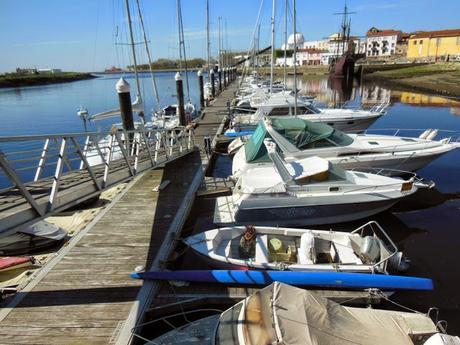 Barcas en el paseo marítimo de Vila do Conde