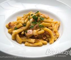 Pasta casarecce con beicon y queso parmesano, de Burruezo congelados.
