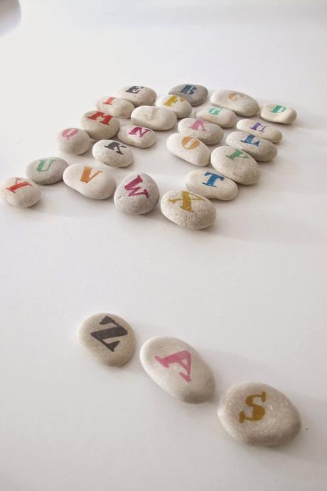 DIY: UN ABECEDARIO HECHO CON PIEDRAS