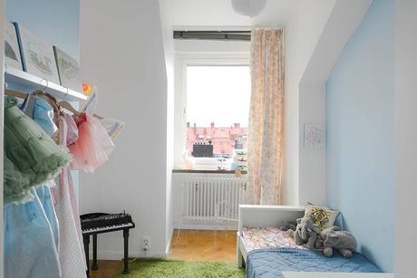 PAREDES DECORADAS Y ESTILO NÓRDICO CONTEMPORÁNEO CON TONOS NEUTROS