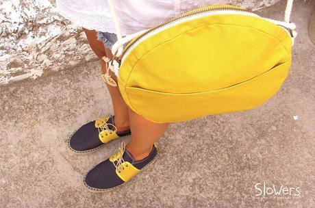 alapargatas azules y amarillas slowers, bolso amarillo, moda sostenible