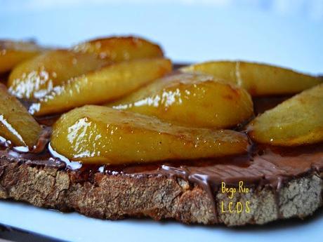 Tostada con peras caramelizadas al licor de naranja con crema chocolateada