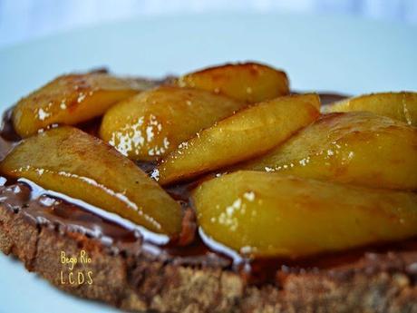 Tostada con peras caramelizadas al licor de naranja con crema chocolateada