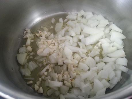 ALCAUCILES CON CHÍCHAROS: ALCACHOFAS CON GUISANTES