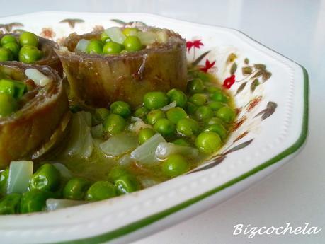 ALCAUCILES CON CHÍCHAROS: ALCACHOFAS CON GUISANTES