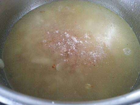 ALCAUCILES CON CHÍCHAROS: ALCACHOFAS CON GUISANTES