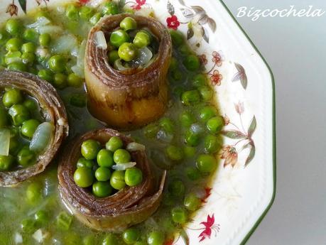 ALCAUCILES CON CHÍCHAROS: ALCACHOFAS CON GUISANTES