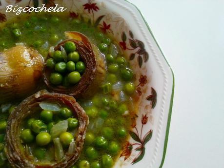 ALCAUCILES CON CHÍCHAROS: ALCACHOFAS CON GUISANTES