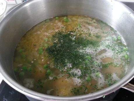 ALCAUCILES CON CHÍCHAROS: ALCACHOFAS CON GUISANTES