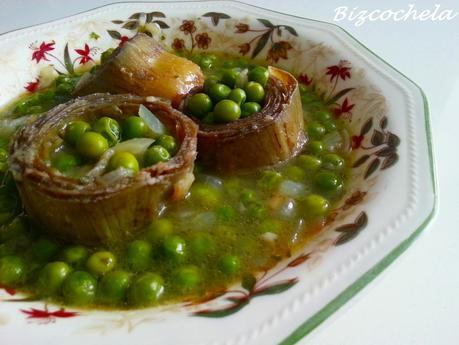 ALCAUCILES CON CHÍCHAROS: ALCACHOFAS CON GUISANTES