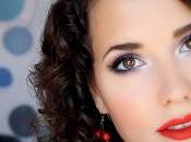 Maquillaje ojos azules labios rojos