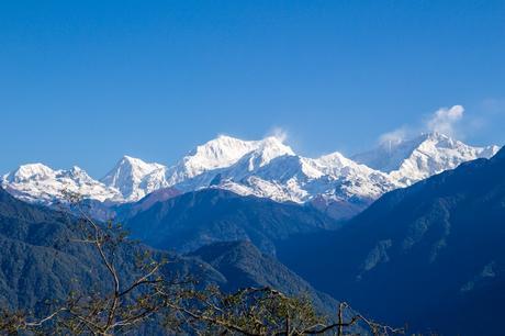 Día soleado con el Kanchenjunga (el de la derecha)