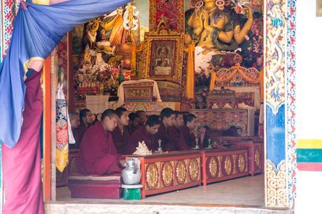 Monjes en el monasterio