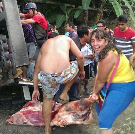 Mira lo que pasa cuando un camión de carne se voltea en Venezuela