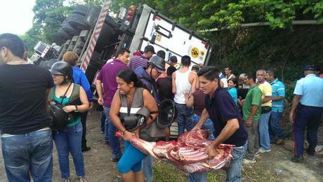Mira lo que pasa cuando un camión de carne se voltea en Venezuela
