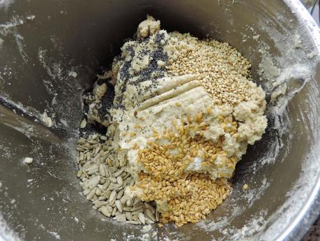 Pan integral de coliflor, bebida de soja con semillas de girasol. amapola, sésamo y lino.