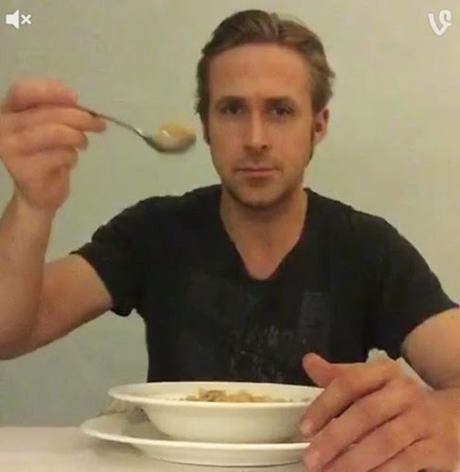 Ryan Gosling graba un vídeo en honor al fallecido autor del famoso meme de los cereales