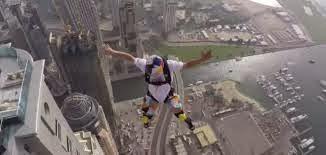 Espectacular salto base desde un rascacielos de Dubai