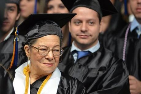 Octogenaria se gradua junto a sus nietos en universidad