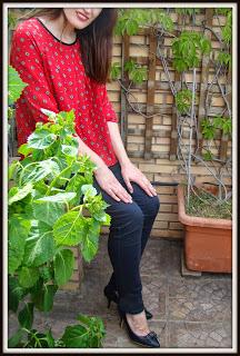 Blusa roja para días nublados de primavera