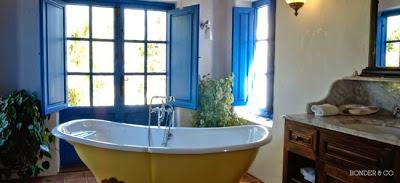 Casona Rustica en Azul y Blanco