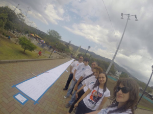 Con parte del equipo tras terminar el Poema Gigante en Costa Rica para celebrar el XV aniversario de Carta de la Tierra.