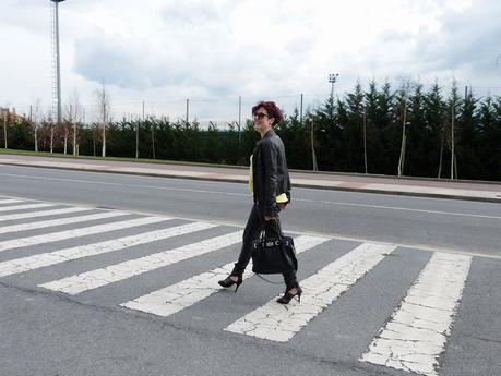 look en amarillo y gris