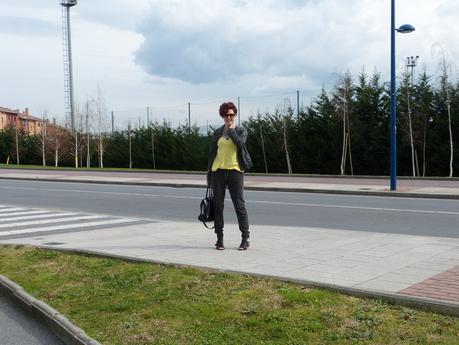 look en amarillo y gris