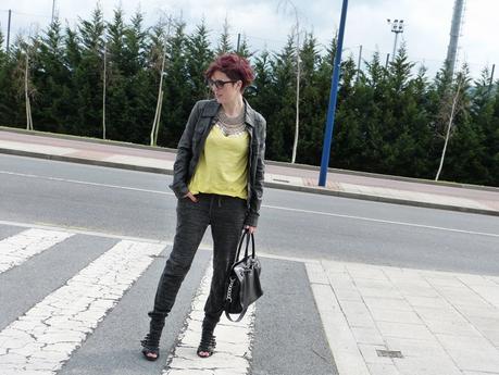 look en amarillo y gris