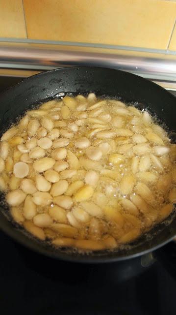 Pastela o bastila marroquí con pollo y almendras بسطيلة بالدجاج واللوز