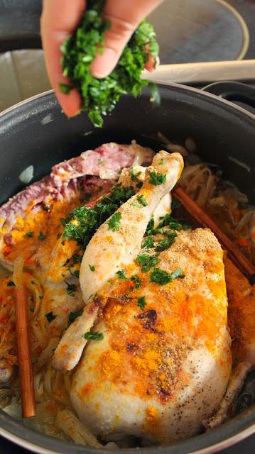 Pastela o bastila marroquí con pollo y almendras بسطيلة بالدجاج واللوز