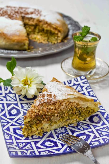 Pastela o bastila marroquí con pollo y almendras بسطيلة بالدجاج واللوز