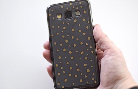 Todo puede mejorar con un rotulador dorado/ Things can be better with a gold pen DIY. Gold dot mobile case