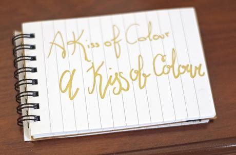 Todo puede mejorar con un rotulador dorado/ Things can be better with a gold pen a-kiss-of-colour-gold-calligraphy