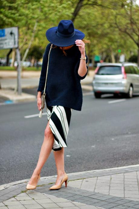 falda midi cruzada y jersey oversize