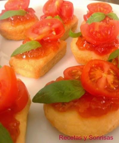 GALLETITAS DE QUESO PARMESANO CON TOMATE Y ALBAHACA